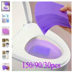 Tabletas de limpieza de inodoro desodorizantes solubles Mano introduciendo una lámina de limpieza de color morado en una taza de inodoro con agua.