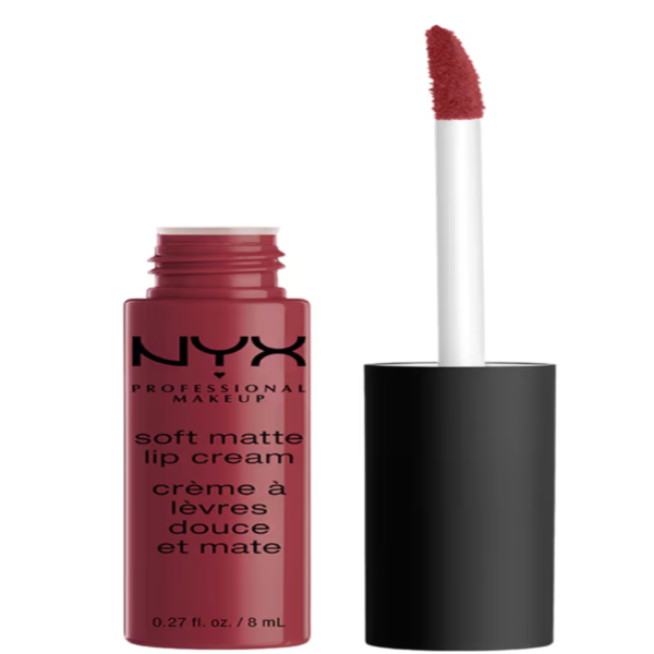 Barra de labios Soft Matte Lip Cream NYX en tono Budapest para un acabado mate aterciopelado de larga duración.