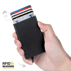 Billetera inteligente RFID de metal delgada emergente Mano sosteniendo una billetera inteligente RFID de metal en color gris con varias tarjetas desplegadas de forma escalonada