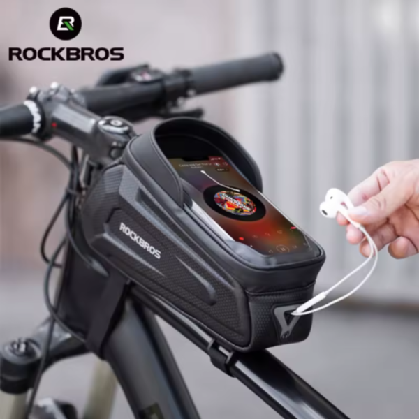 Bolsa de bicicleta ROCKBROS instalada en el cuadro con un smartphone visible en su pantalla táctil