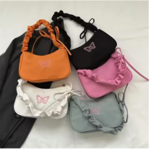 Bolso de hombro estilo Y2K con mariposa Bolso de hombro estilo Y2K en diferentes colores con una mariposa bordada en el centro.