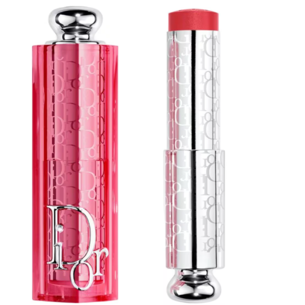 colorete en barra dior backstage rosy glow stick tono 108 guava junto a su tapa rosa y una muestra de textura