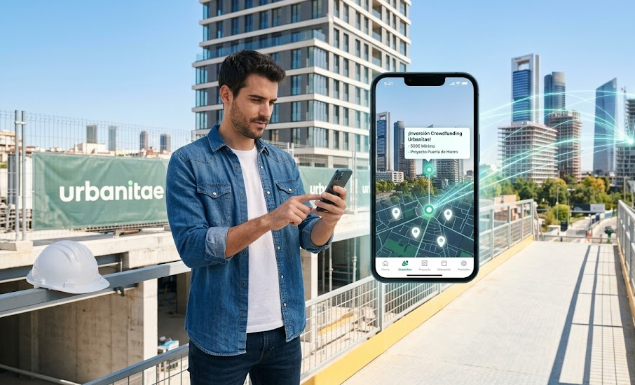 Inversión inmobiliaria en España: Guía completa con Urbanitae 1 Un hombre joven revisando la aplicación de Urbanitae junto a una obra en construcción con rascacielos de Madrid al fondo.
