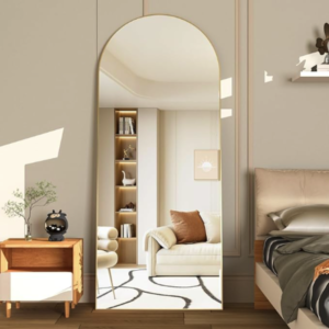 Espejo de cuerpo entero Neuweaby de pie Espejo de cuerpo entero Neuweaby de diseño arqueado color dorado en un dormitorio elegante.