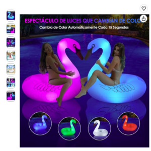 Flotador cisne gigante para piscina DeeprBling con luces led solar Dos chicas sonriendo en una piscina por la noche montadas sobre un flotador cisne gigante para piscina iluminado en colores rosa y azul.