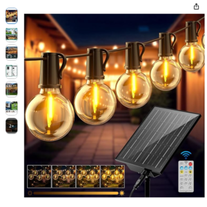 Guirnalda solar exterior para decoracion de terrazas Guirnalda solar exterior de bombillas G40 instalada en un jardin acogedor de noche junto a su panel solar.