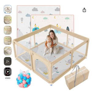 Parque infantil de juego JUPPLIES con bolas y alfombra. JUPPLIES Parque Infantil Bebe de color beige con una madre y su hijo en el interior sobre una alfombra con dibujos.