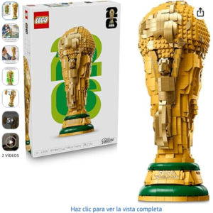 LEGO Trofeo Oficial de la Copa Mundial de la FIFA 43020 construido con piezas LEGO y acabado dorado.
