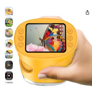 Mini microscopio portátil LELESUN con pantalla a color Microscopio portátil LELESUN para niños de color amarillo mostrando una mariposa en su pantalla digital.