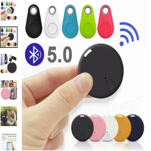 Mini localizador GPS con alarma antipérdida de color negro sostenido por una mano y variedad de colores de llaveros inteligentes.