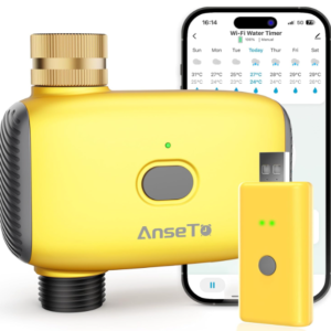 Temporizador de riego inteligente AnseTo con WiFi Programador de riego AnseTo WiFi de color amarillo instalado en un grifo exterior bajo la lluvia