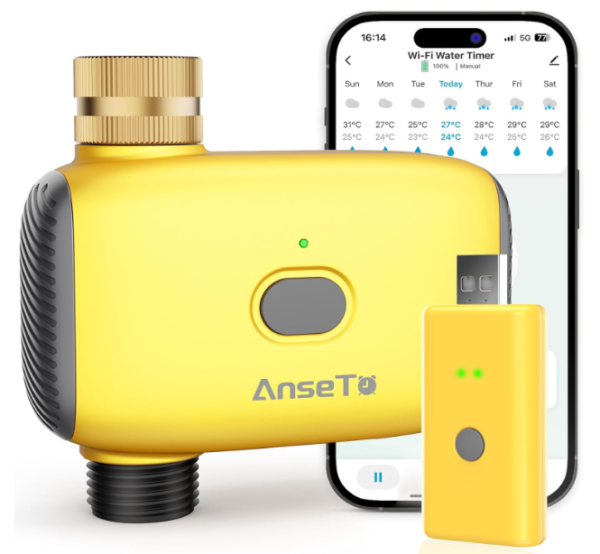 Programador de riego AnseTo WiFi de color amarillo instalado en un grifo exterior bajo la lluvia