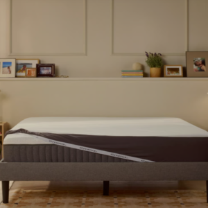 Protector de Colchón Emma 90x200 cm Protector de colchón Emma impermeable colocado sobre cama de matrimonio