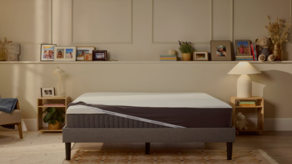 Protector de colchón Emma impermeable colocado sobre cama de matrimonio
