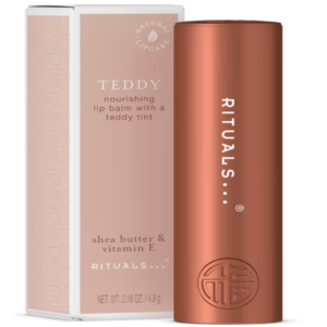 Rituals Fortune Balm Teddy bálsamo labial nutritivo con manteca de karité y vitamina E