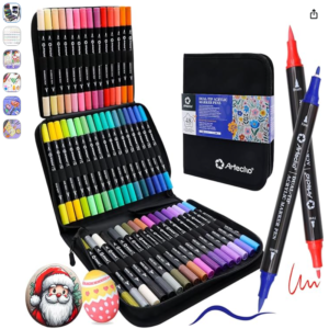 Text: Set de 48 rotuladores acrilicos de doble punta Artecho dentro de su estuche organizador negro con ejemplos de dibujos en piedras.