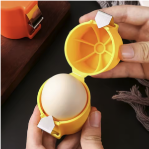 separador de cáscaras de huevo y abridor rápido de cocina separador de cáscaras de huevo de color amarillo sujetando un huevo blanco listo para ser cortado