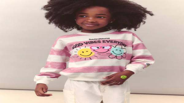 Sudadera de niña con estampado posicional rosa